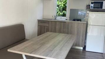 Een koelkast, een kookplaat