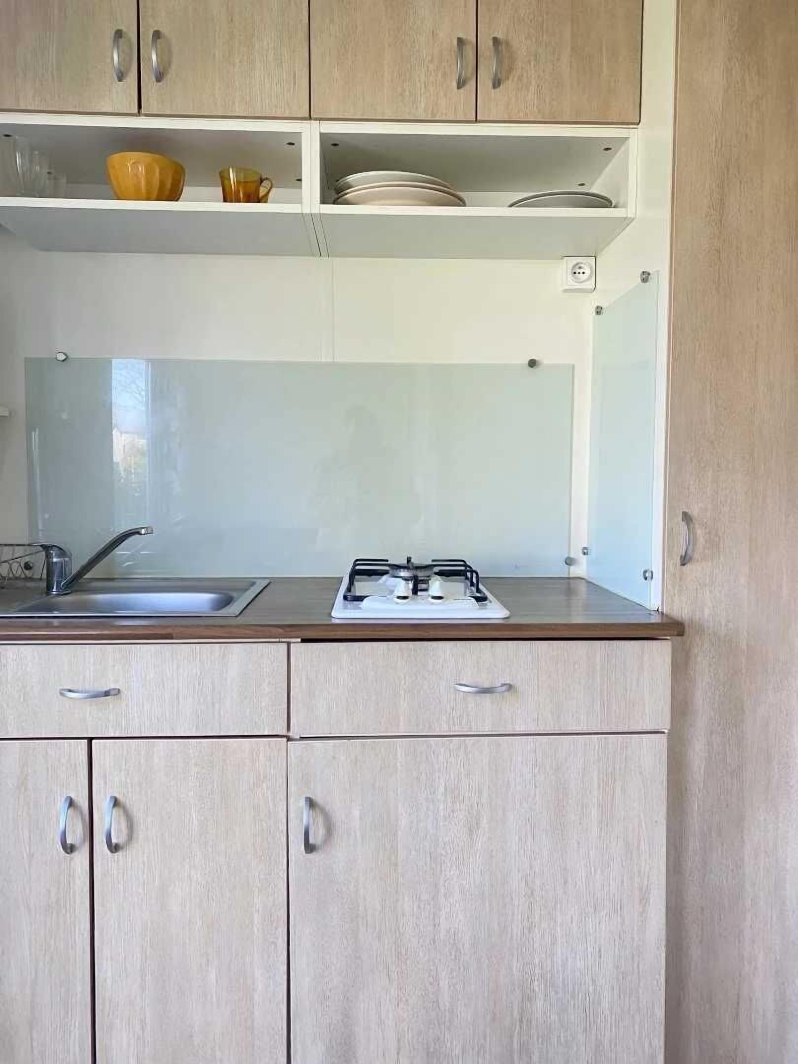 Een koelkast, een kookplaat