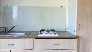 Een koelkast, een kookplaat