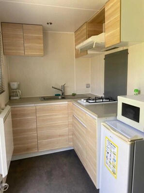 Fridge, stovetop