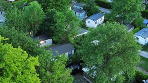 A residential area with multiple houses surrounded by dense greenery. - ZEcamping 2* animaux acceptés dans un environnement calme et naturel (Angicourt)