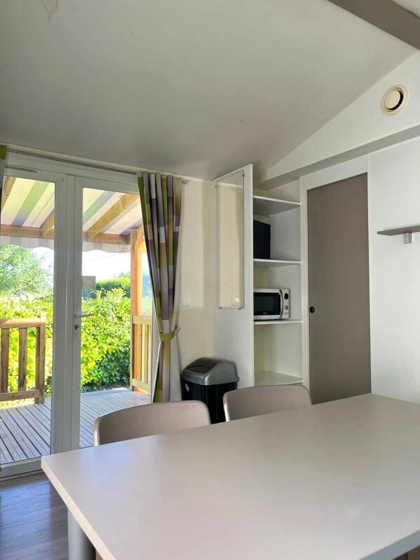 Dining - Camping 2 étoiles - ccbabhg (Angicourt)