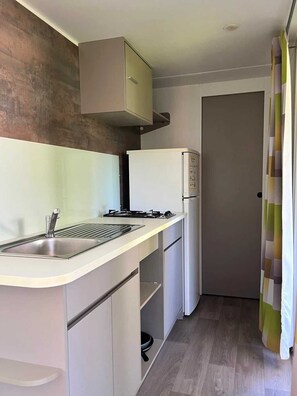 Fridge, stovetop