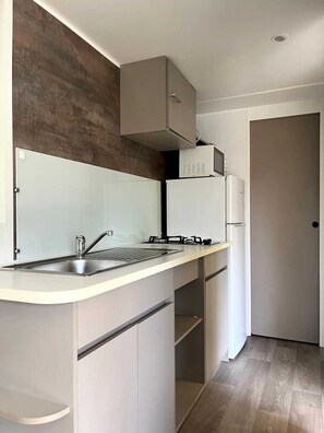 Fridge, stovetop