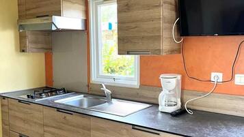 Een koelkast, een kookplaat