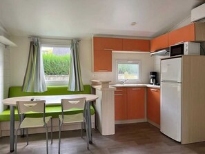 Fridge, stovetop