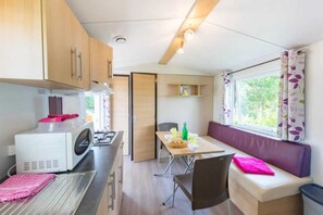 Fridge, microwave, stovetop - Camping 3 étoiles - Piscine  - eecbah (Guérande)