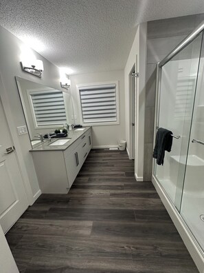 Hair dryer, towels, soap, shampoo - Brand New Home, clean and organize, close to airport and all amenities. (Edmonton)