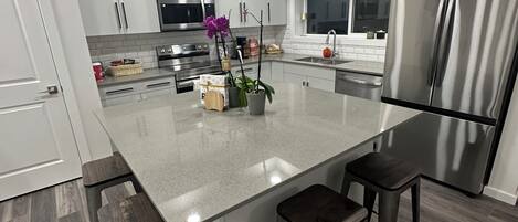 Frigorífico, microondas, horno y placa de cocina