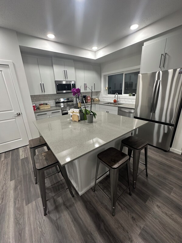 Réfrigérateur, micro-ondes, four, plaque de cuisson