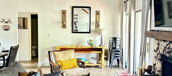 3B/2BA Cabin-Style Condo in Pinetop Lakes. Steps from Golf, 30 Mins to Sunrise!