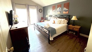 A bedroom with a bed, bedside tables, a desk, and a clock on the wall. - 3B/2BA Cabin-Style Condo in Pinetop Lakes. Steps from Golf, 30 Mins to Sunrise! (Pinetop Country Club)
