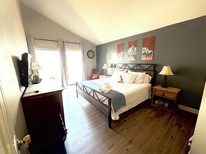 3 bedrooms, desk, iron/ironing board, travel crib