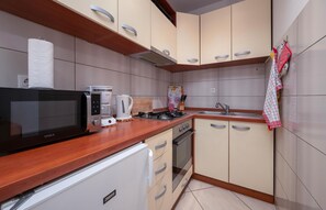 Réfrigérateur, four, plaque de cuisson, cafetière/bouilloire