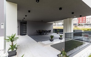 Outdoor dining - 2 bedroom stunning apartment in Podstrana (Podstrana)