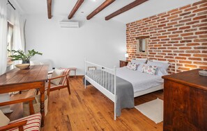 1 Schlafzimmer, Reisekinderbett, kostenloses WLAN, Bettwäsche