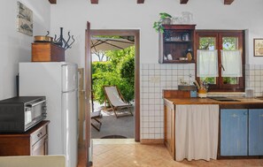 Kühlschrank, Ofen, Herdplatte, Wasserkocher mit Kaffee-/Teezubehör