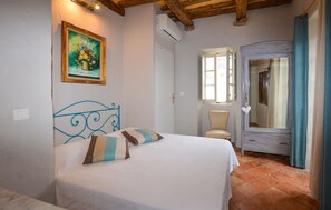 4 bedrooms, bed sheets