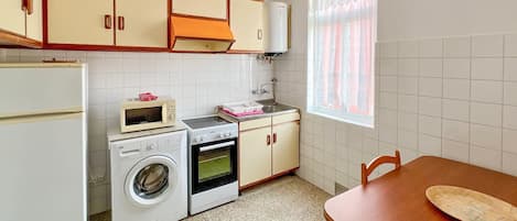 Fridge, oven, stovetop