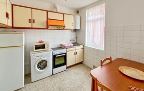 Frigorífic, forn i placa de cuina 