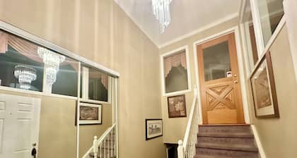 Entire Spacious Tranquil Unit w/FREE Parking