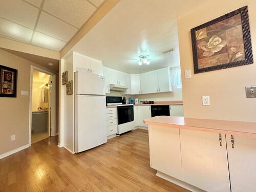 Entire Spacious Tranquil Unit w/FREE Parking