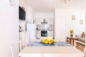 Fridge, microwave, oven, coffee/tea maker - Estate4home - Casa Satriano (Positano)