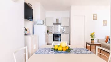 Refrigerador, microondas, horno y cafetera y tetera