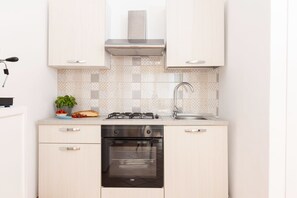 Fridge, microwave, oven, coffee/tea maker - Estate4home - Casa Satriano (Positano)