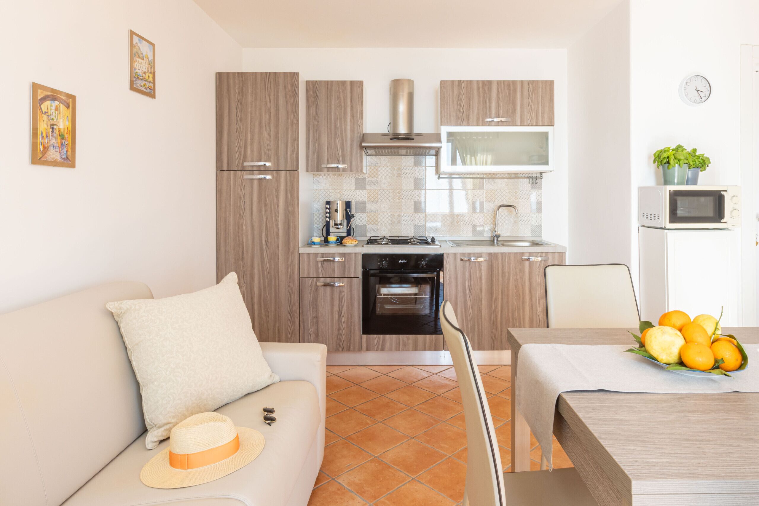 Frigorifero, microonde, forno, piano cottura