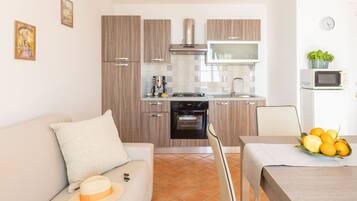 Frigorifero, microonde, forno, piano cottura