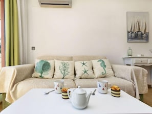 House, 2 Bedrooms | Living room