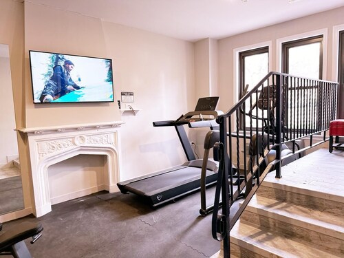 Cozy unit steps from Loyola Uni with AC, WiFi, fitness room and big TV