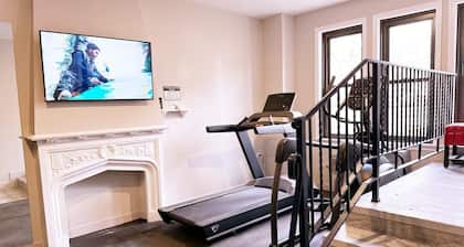 Cozy unit steps from Loyola Uni with AC, WiFi, fitness room and big TV