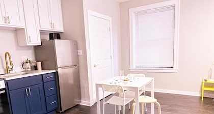 Cozy unit steps from Loyola Uni with AC, WiFi, fitness room and big TV