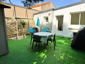 Outdoor dining - COSY HOUSE 500m from the Train Station (Les Sables-d´Olonne)