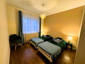 2 bedrooms, free WiFi, bed sheets - COSY HOUSE 500m from the Train Station (Les Sables-d´Olonne)