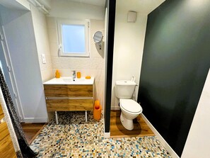Douche, sèche-cheveux, serviettes fournies
