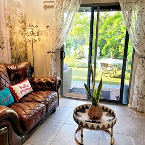 Smart TV, books, stereo