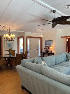 Smart TV, reproductor de DVD, libros, oficina