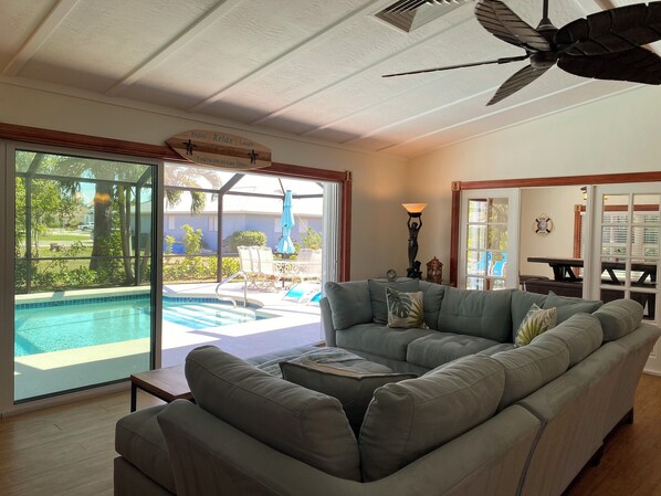 Smart TV, reproductor de DVD, libros, oficina