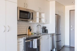 Een koelkast, een magnetron, een oven, een kookplaat