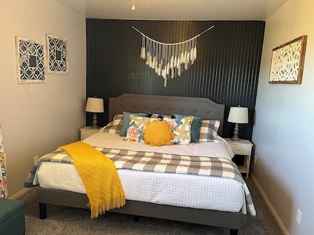 1 bedroom, desk, iron/ironing board, travel cot. The Ostrich House! Cozy, comfortable and private.