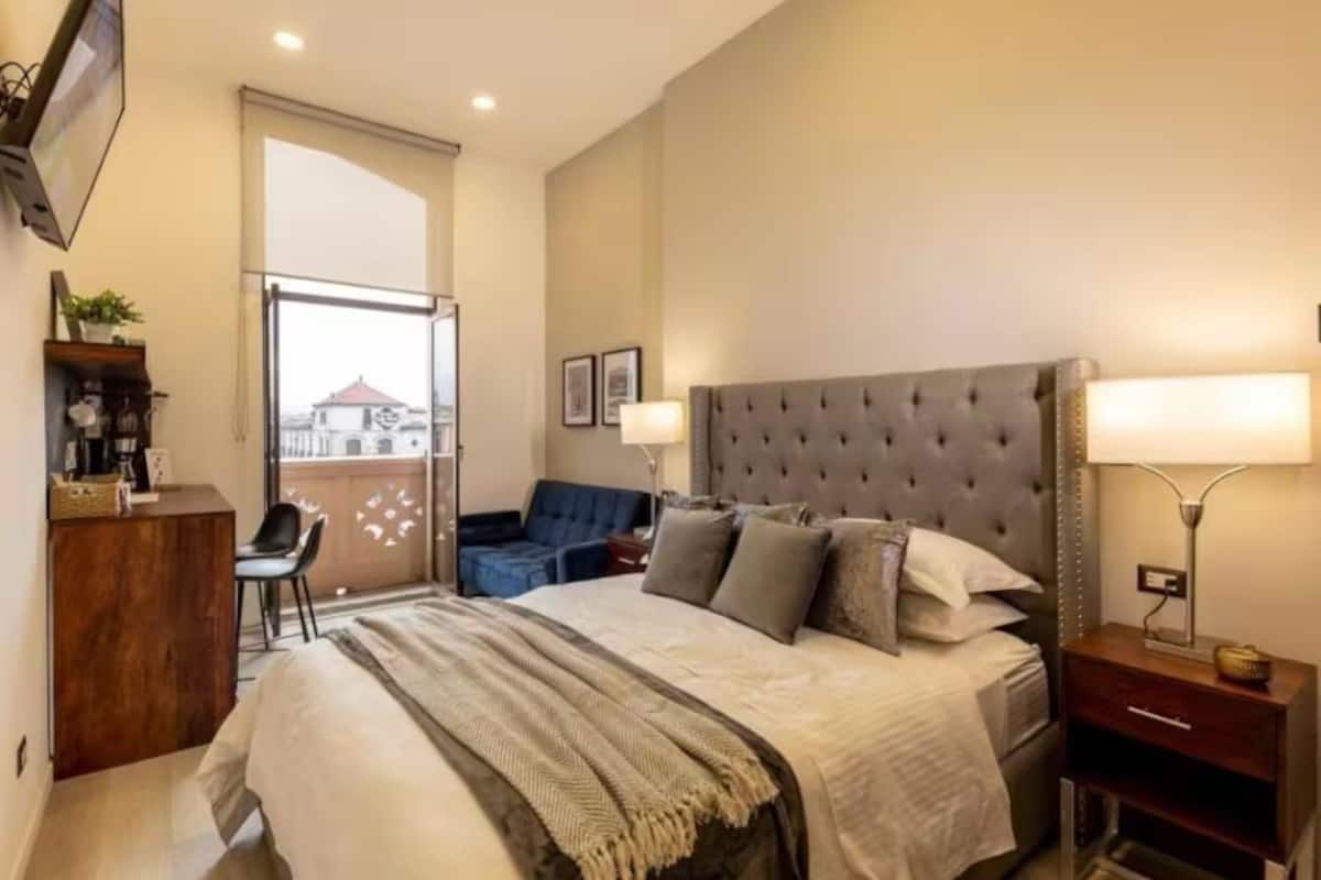 Comfort Suite, Balcony, Park View | Bathroom | Shower, hair dryer, towels, soap