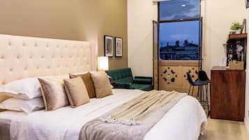 Suite Deluxe, balcón, vista al parque | 1 habitación, cortinas blackout y tabla de planchar con plancha