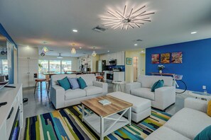 Smart TV, fireplace, video games, books - New!  Hidden- Speakeasy-penny floor. 3bd 3bath Boat dock & Walk 2 town FABULOUS (Matlacha)