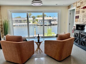 Smart TV, fireplace, video games, books - New!  Hidden- Speakeasy-penny floor. 3bd 3bath Boat dock & Walk 2 town FABULOUS (Matlacha)