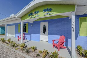 Exterior - New!  Hidden- Speakeasy-penny floor. 3bd 3bath Boat dock & Walk 2 town FABULOUS (Matlacha)