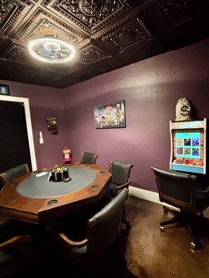 Game room - New!  Hidden- Speakeasy-penny floor. 3bd 3bath Boat dock & Walk 2 town FABULOUS (Matlacha)