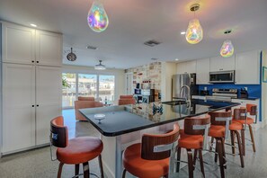 Fridge, microwave, oven, stovetop - New!  Hidden- Speakeasy-penny floor. 3bd 3bath Boat dock & Walk 2 town FABULOUS (Matlacha)